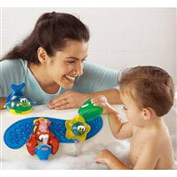 Mycie zabawek używanych do zabawy w wodzie